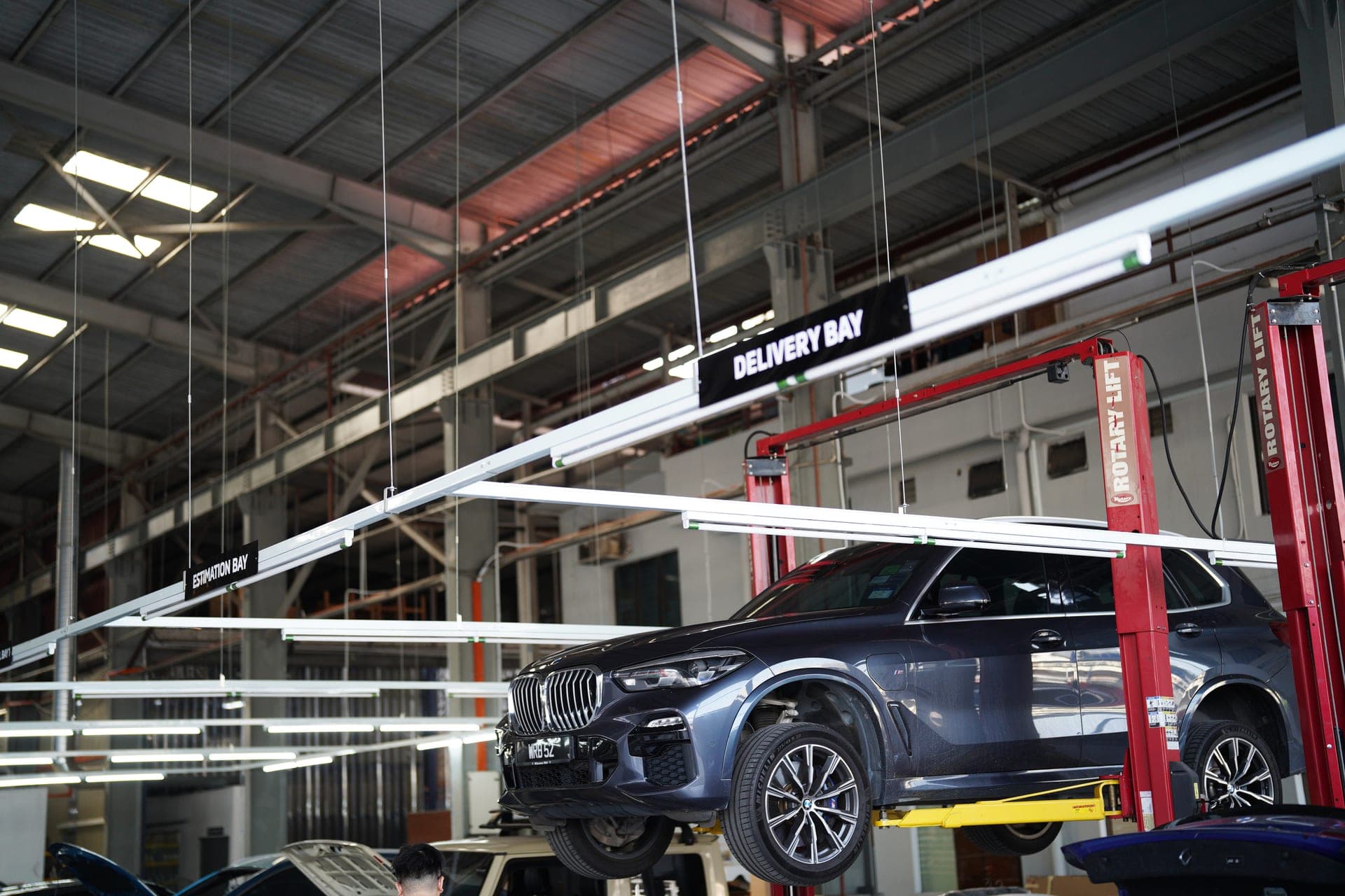 Delivery bay — BMW X7 on hydraulic lift